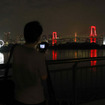 東京アラートで赤く染まったレインボーブリッジ