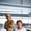 ブルース・マクラーレンの等身大の銅像と娘のアマンダ・マクラーレン氏