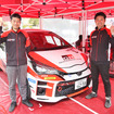 TOYOTA Gazoo Racingチーム安藤裕一さん（右）とドライバーの眞貝知志さん（左）