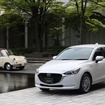 マツダ R360クーペ と マツダ2 100周年特別記念車