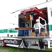 材料運搬車：パワーリフターとクレーン作業