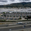 コロナ禍にともなうカリフォルニア州当局の休業要請を無視して稼働を再開した、テスラのフリーモント工場（5月12日）。