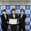 左から三菱自動車岡崎製作の斉藤稔所長、蒲郡市の鈴木寿明市長、西日本三菱自動車販売の五十嵐京矢社長