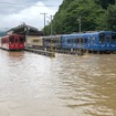 5両すべてが浸水したくま川鉄道の車両。写真は被災直後の様子。
