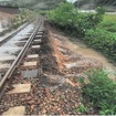 路盤が流出した芸備線西三次～志和地（しわち）間の現場。この区間を含む三次～下深川間ではバス代行が開始された。　