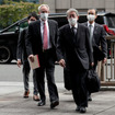 東京地方裁判所に着いたグレッグ・ケリー元代表取締役（前列向かって左。9月15日）