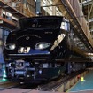 6両編成の『36ぷらす3』。南福岡車両区の787系BM15編成を改造したもので、車体は黒メタリックを基調に。787系のフォルムを残しながら、より重厚な雰囲気に仕上がっている。