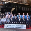 青柳俊彦JR九州社長（手前右から4人目）を迎えて行なわれた完成披露式の様子。