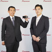 「ドライブレコーダー＋」を手に、パイオニア モビリティサービスカンパニーCEO相木孝仁氏(左)と山浦敬太郎氏