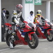 全日本ロードレースST600チャンピオン小山知良選手（写真奥）と青木タカオ。