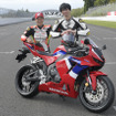 全日本ロードレースST600チャンピオン小山知良選手（写真左）と青木タカオ。
