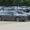 BMW 7シリーズ 次期型プロトタイプ。手前がPHEV、奥がEVの「i7」（スクープ写真）