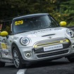 ルーマニアで開催されたラリーに出走しモータースポーツデビューを果たしたMINI クーパーSE