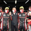 ポールポジションを獲得した#64 Modulo NSX-GTの（中央3名左から）伊沢拓也、中嶋悟監督、大津弘樹