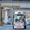 空港内を走行する「ZMP 製CarriRo Tractor 25T」。乗員はハンズオフで走行した