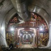 移動式型枠で順次行なわれていた加賀トンネルのコンクリート打込み工事の様子。