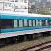 E257系2000・2500番台は「過去から未来へ繋がる沿線の新たな原風景の創出」などをデザインコンセプトに、塗色が「ペニンシュラブルー」を基調としたものに。