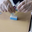 2：付属スポンジに薬剤をたらす