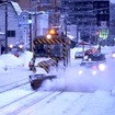 竹製ブラシで除雪するササラ電車