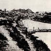 建設当時の「高輪築堤」。築堤の幅は平均6.4m。東京の城南地区にある「城南五山」と呼ばれる高台のうち、八ツ山や御殿山から搬出した土砂を、牛馬やトロッコを使って運び、埋立てに利用したという。