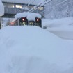 電車の顔が隠れるほどの積雪。
