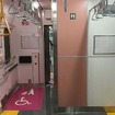 E131系の車端部。車椅子対応トイレやバリアフリースペースが設けられている。