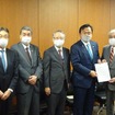 赤羽大臣（右から2人目）に要望書を手渡す福田弥夫座長（20年11月国交省）