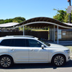 ボルボ XC90 B5 モメンタムのサイドビュー。3列シートSUVは3列目が狭いケースが多いが、XC90は大人でも一応きちんと座れるだけのスペースが確保されていた。