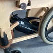 木製車いすに装着した電動アシストユニット「スマートドライブ」