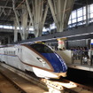 北陸新幹線の『つるぎ』は、2月1日から1日あたり、平日8本・土休日9本が減便される。写真は金沢駅に進入するW7系。