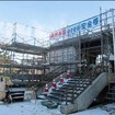 日本海ひすいライン糸魚川～梶屋敷間にある西海踏切を挟んだ両脇に位置する「えちご押上ひすい海岸」駅。駅舎は糸魚川方に設けられる。