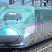 3Qとしては過去最低の営業収益となったJR東日本。3Q単体での鉄道運輸収入は2019年度比で半減した。このうち新幹線の定期外収入は3050億円もの減収となり、減収分のおよそ半数に達している。写真は東北新幹線のE5系。