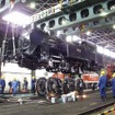苗穂工場で、動態復元へ向けて動輪入れ作業が行なわれた時のC11 171。1999年3月30日。