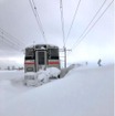積雪に阻まれ函館本線岩見沢～峰延間で立ち往生した731系電車。2月24日。