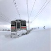 2月23日来の雪害で函館本線岩見沢～峰延間で立ち往生した731系電車。同区間を含む函館本線岩見沢～滝川間は3月2日、朝の通勤時間帯のみ運行される予定。