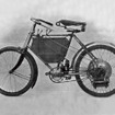 1898年、第1回パリ・モーターショーで、ド・ディオン・ブートン・エンジンを搭載したプジョー最初のモーターサイクルを発表