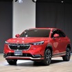 ホンダ・ヴェゼル（フロントグリル等用品装着車）。ボディカラーはプレミアムクリスタルレッドメタリック。