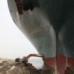スエズ運河で大型コンテナ船座礁