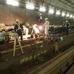 青函トンネルにおけるレール交換工事の様子。設備の劣化や変状が進む同トンネル内の維持はJR北海道にとって経営を揺らすほどの大きな負担だったが、その費用を国が負担することになった。
