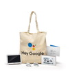 フィアット 500 の「ハイ、グーグル」仕様車に付帯する「Hey Google」のロゴ入りバッグにセットされたウェルカムキット