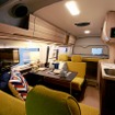 落ち着いた室内空間を演出する高品質家具を採用