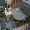 助手席の後ろのシートは、床の下に隠れているが、組み立てれば利用できるので、3人での移動が可能になる。