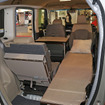 フロントに回転シートを備えたN-BOX Camper Neo（ホワイトハウス）。キャビンをいっぱいに使った広いベッド面も魅力のモデル。
