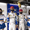 GT500クラスポールポジションを獲得した#37 KeePer TOM'S GR Supraの平川亮（中央左）と阪口晴南（中央右）