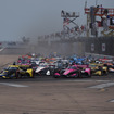 #26 ハータ（左端先頭）はレースを完全に支配して勝利する。
