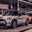 MINI ハッチバック のEV「クーパーSE」と初代MINI。英国オックスフォード工場