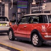 MINI ハッチバック のEV「クーパーSE」と初代MINI。英国オックスフォード工場