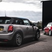 MINI ハッチバック のEV「クーパーSE」と初代MINI。英国オックスフォード工場