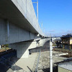 西九州新幹線新大村駅の高架橋。同駅は大村線竹松～諏訪間に位置する新在併設駅。2021年3月。