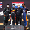 エミリア・ロマーニャGPで今季初優勝を飾ったフェルスタッペン（左から2人目）。